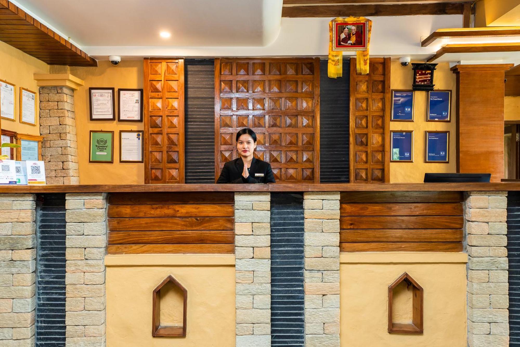 Bar Peepal Resort Pokhara Dış mekan fotoğraf Reception at the hotel